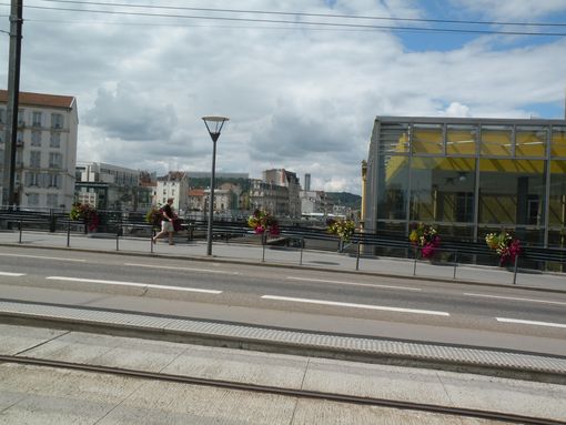  sur le pont enjambant les voies ferrées